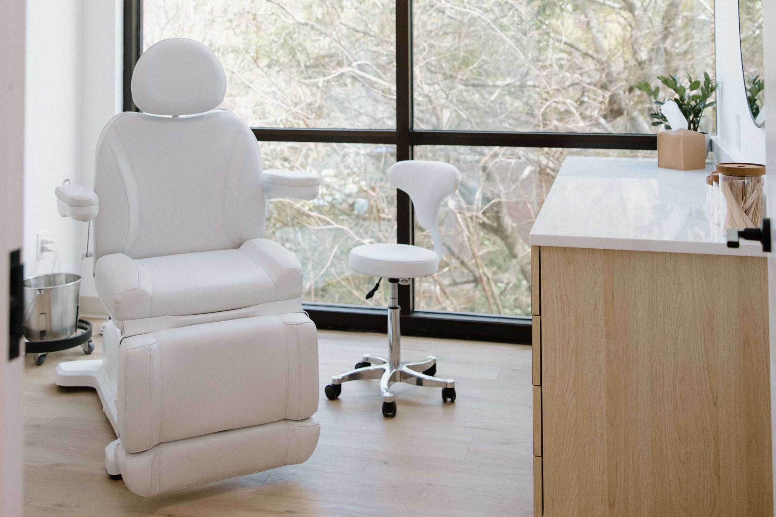 a treatment room in Réforme Dermatology & Aesthetics